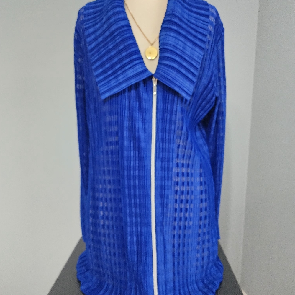 Vibrant Blue Pleated Jacket. CHICO'S TRAVELENS  SIZE 2 . Ĺ32 .B24 .  A2